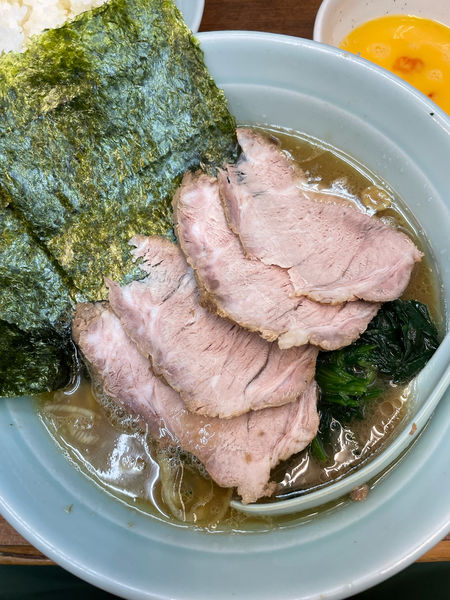 「チャーシューメン+生卵＋サービスライス」@横浜ラーメン 武蔵家 国領店の写真