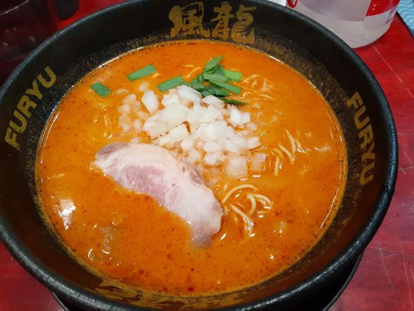 「辛ラーメン、替玉２玉」@とんこつラーメン 博多風龍 渋谷店の写真