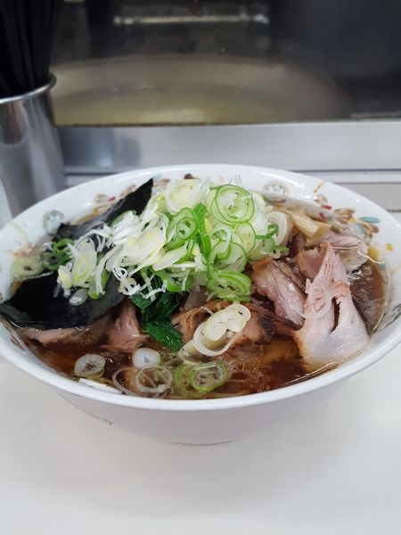 「チャーシューメン大盛+麺増し+ネギ増し」@青島食堂 秋葉原店の写真