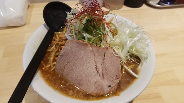 「辛菜麺中華　辛さ並　こってり　白髪ネギトッピング」@辛菜麺 烈火の写真