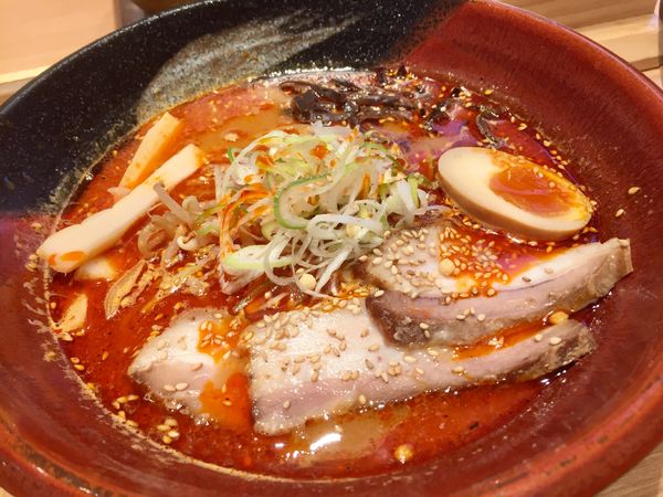 「【吉山商店】焙煎辛みそらーめんver.サクラタウン」@ラーメンWalkerキッチンの写真