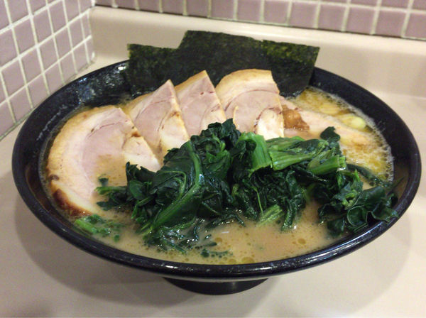 「醤油豚骨ラーメン＋ほうれん草＋チャーシュー」@横濱家系ラーメン 猪子家の写真