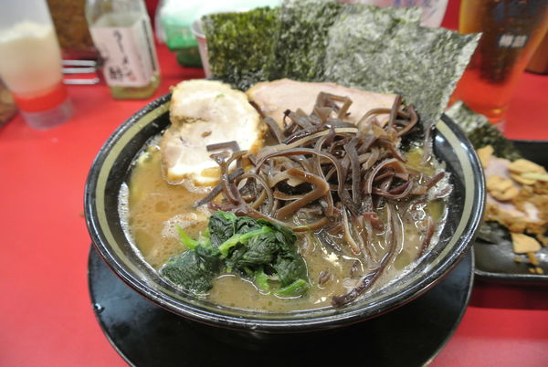 「ラーメン無料バラ、豚トロ、木耳、🍺3」@IEKEI_TOKYO 王道家直系の写真