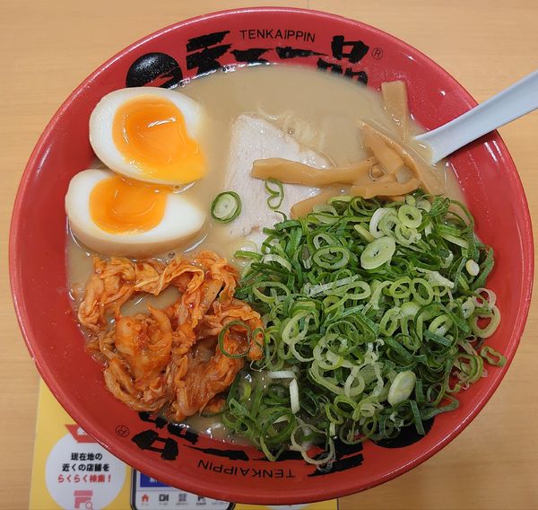 「キムチラーメン+味付煮卵、ねぎ(1190円)」@天下一品 本川越店の写真