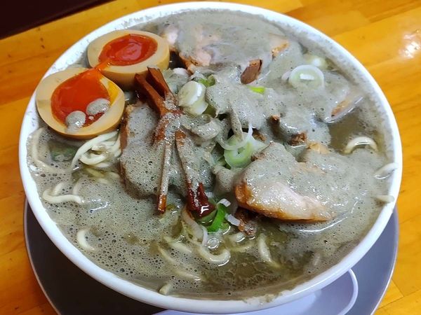 「にぼダク（大盛 ＋完熟煮玉子＋厚切りモモチャーシュー）」@中華そば ひらこ屋の写真