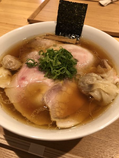 「ワンタン入りしょうゆチャーシュー麺」@飯田商店 湯河原本店の写真