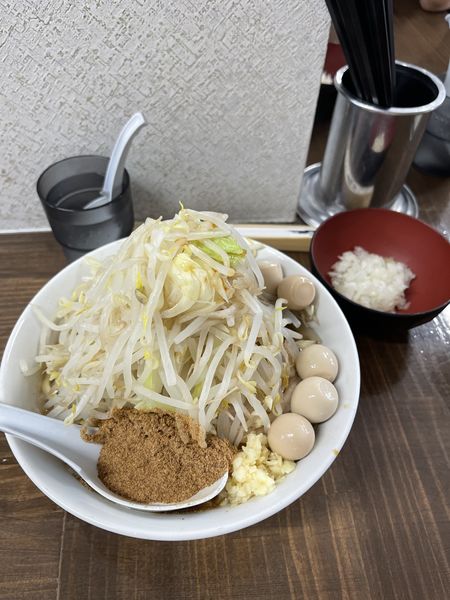 「ラーメン、魚粉うずら、豚１枚増し、野菜タマネギカラメ」@ラーメン武丸の写真