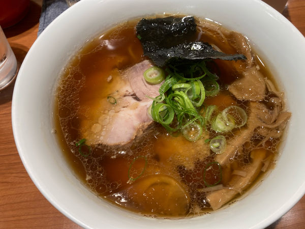 「醤油チャーシュー麺」@支那そばや 東京ラーメンストリート店の写真