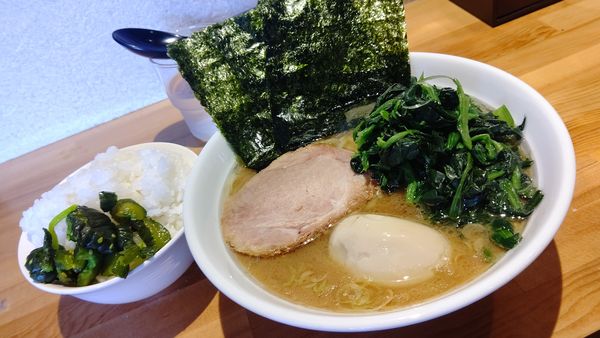 「ホウレン草ラーメン７９０円＋味玉１００円サーライス」@横浜家系ラーメン おか家の写真