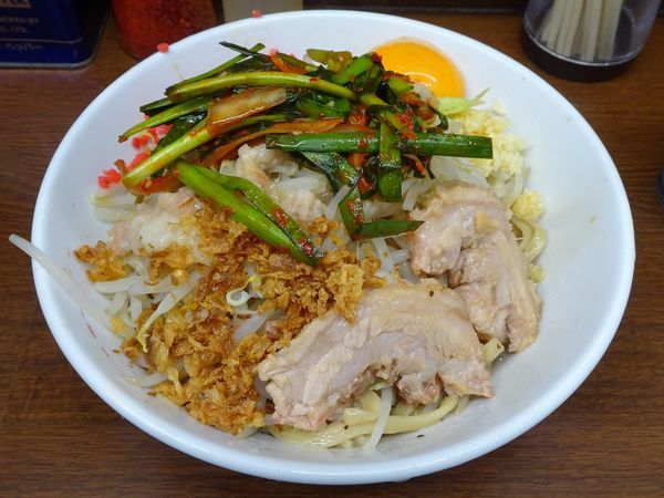 「小ラーメン（780円）＋汁なし＋ニラキムチ　ニンニクアブラ紅」@ラーメン二郎 横浜関内店の写真