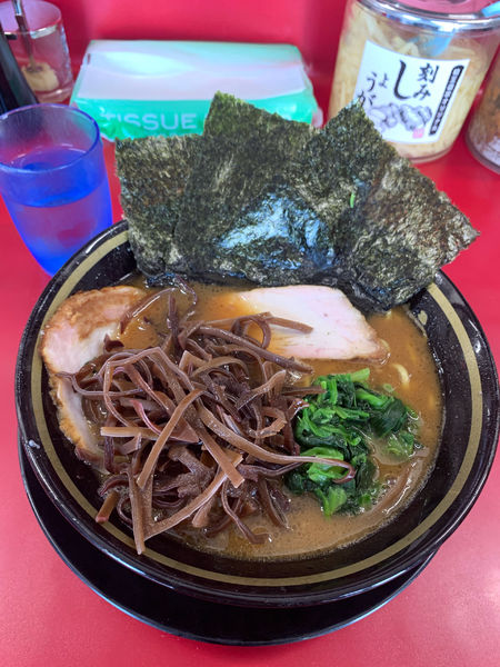 「ラーメン(麺カタメ)、キクラゲ、バラ1」@家系ラーメン 王道家の写真