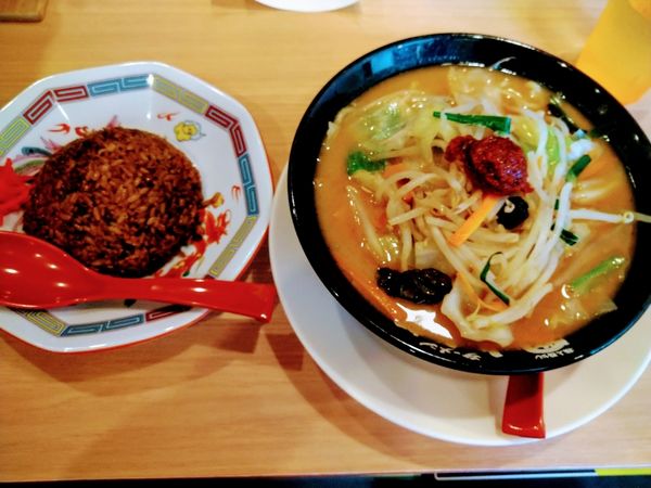 「Ｂランチ(たっぷり野菜味噌麺＋黒半チャーハン)990円+税」@大志軒 黒岩店の写真