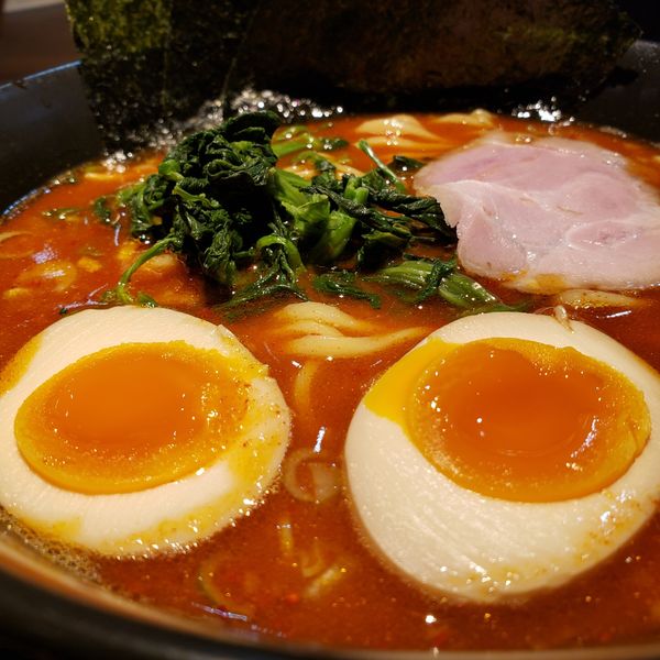 「美辛ラーメン2辛、味玉トッピング」@ラーメン 萩原家 藤沢店の写真