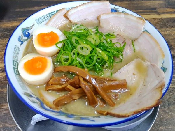 「こくにぼし（バラチャーシュー＋半熟玉子サービス）」@長尾中華そば 青森駅前店の写真