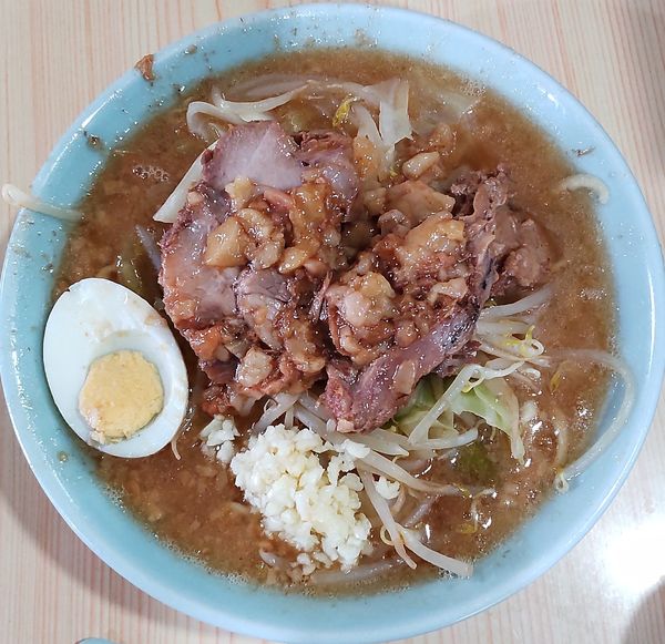「ラーメン、生卵」@ラーメン富士丸 明治通り都電梶原店の写真