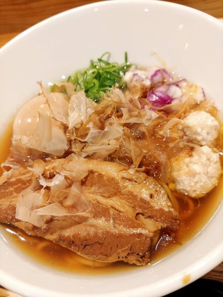 「鮪節ラーメン全部のせ」@鶏と鮪節 麺屋 勝時の写真