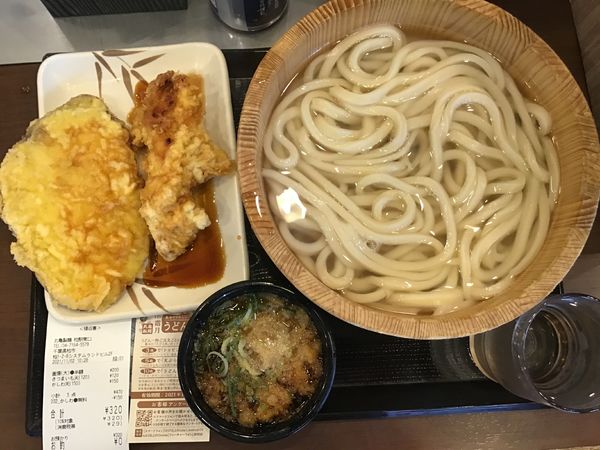 「釜揚げ大400円、かしわ天150円、サツマイモ天120円」@丸亀製麺 柏駅南口店の写真
