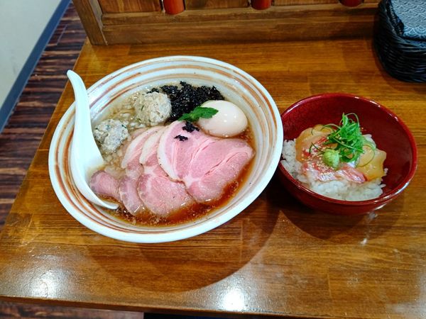 「煮干し中華そば(並盛・140g)1,100円＋ミニ海鮮丼0円」@らぁめん食堂 亀の遠吠えの写真