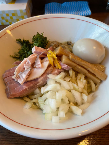 「油そば＋トッピング（味玉、チャーシュー1枚）」@麺屋らんまるの写真