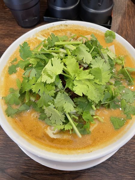 「タンタン麺（刀削麺）＋パクチー」@元祖打卤麺 香辣居 8号店の写真