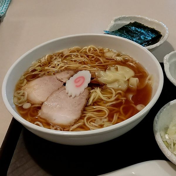 「ワンタンメン＋煮干粉＋ねぎ増し＋海苔(全て別皿)」@赤坂味一 亀戸店の写真