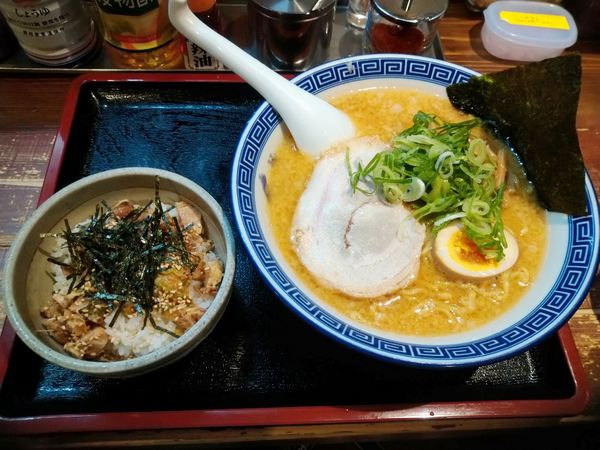 「豚骨味噌ラーメン(葱チャーシュー飯セット)900円+税」@麺家 くさび 福島店の写真