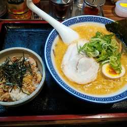 豚骨味噌ラーメン(葱チャーシュー飯セット)900円+税