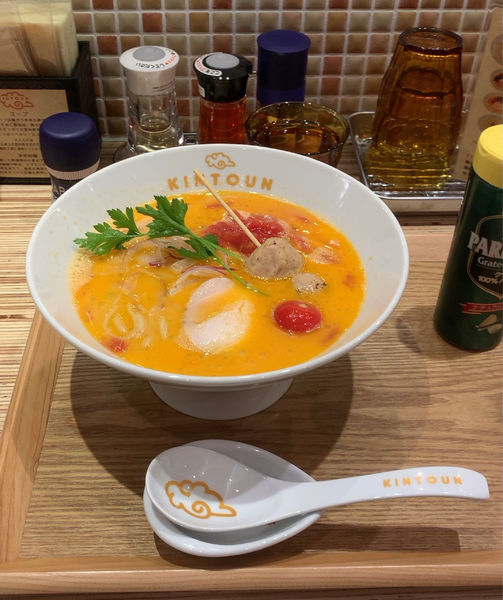 「トマトクリームらーめん 国産つくね串(サービス)」@ら～めん きんとうんの写真