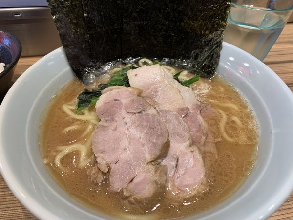 「ラーメン(680円)朝ラー無料チャーシュートッピング(0円)」@横浜らーめん渡来武 総本店の写真