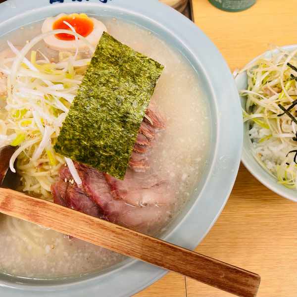 「ネギ塩チャーシュー中盛にチャーシュー4枚トッピングとネギチャーシ」@ラーメン青木亭 越谷店の写真