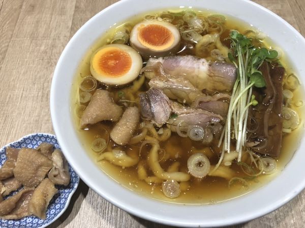 「親鶏中華そば（中太麺）＋自家製煮卵＋親かわ」@手打 親鶏中華そば 綾川の写真