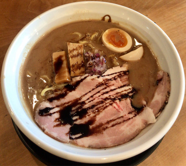 「豚骨ラーメン並+味玉（930円）」@一望の写真