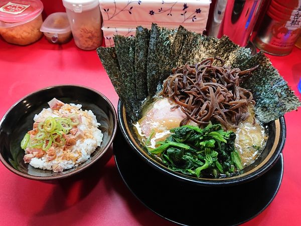 「らーめん のり きくらげ 賄い飯小」@家系ラーメン とらきち家の写真