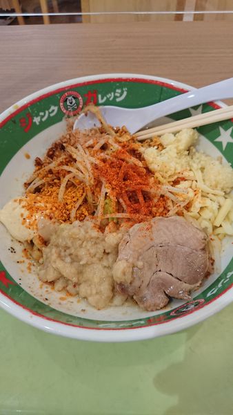 「パワフルまぜそば」@ジャンクガレッジ イオンレイクタウンmori店の写真