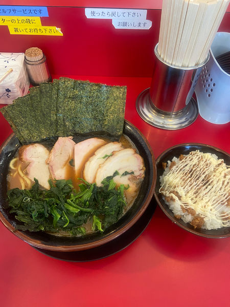 「チャーシューメン中盛　海苔ほうれん草バラ2枚　固め多め」@家系ラーメン 熊田家の写真