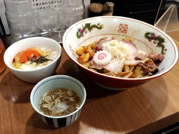 「油そば・ローストにんにく増し＆トリュフオイル玉子かけご飯」@MENクライの写真