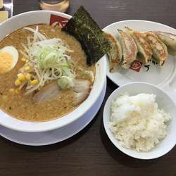 こってり味噌ラーメン858円(クーポンで餃子)ライス無料