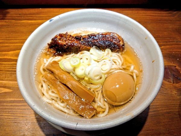 「ラーメンmacro(焼豚1枚のせ 焼豚薄＋煮玉子)」@人類みな麺類 東京本店の写真