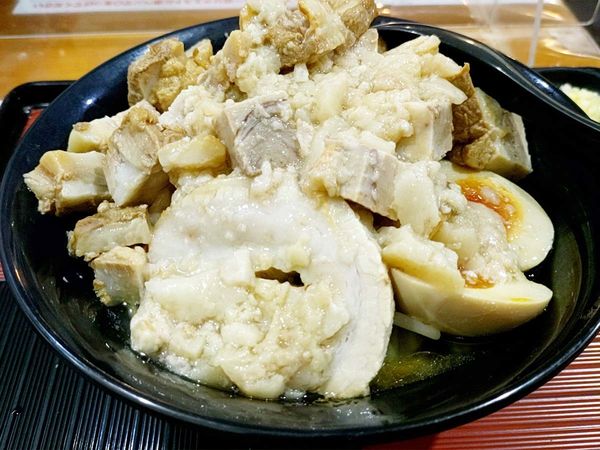 「肉盛じろう（＋味玉）」@らーめん次郎冠者 上阿原店の写真