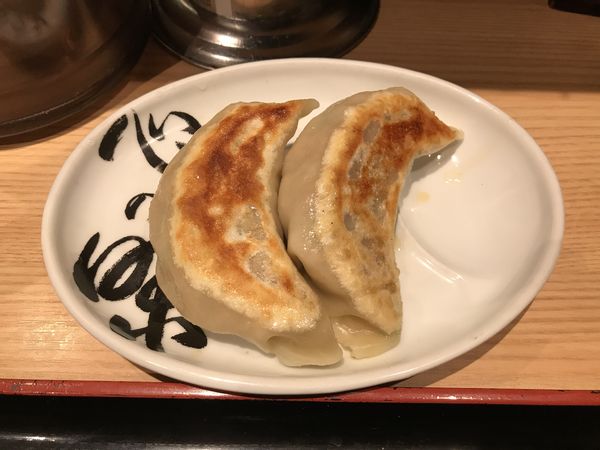 「心の味餃子 2個　300円」@松戸富田麺業 千葉駅構内店の写真