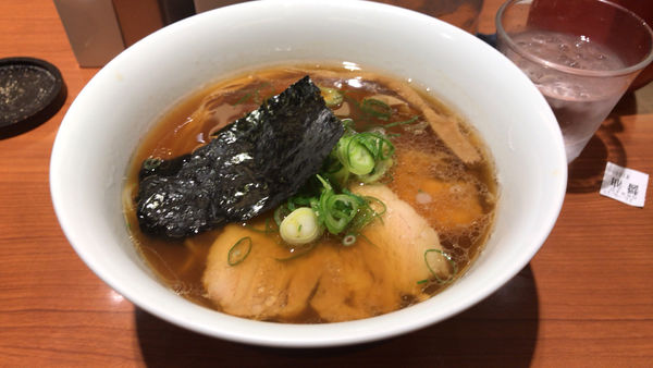 「醤油らぁ麺　￥1000」@支那そばや 東京ラーメンストリート店の写真