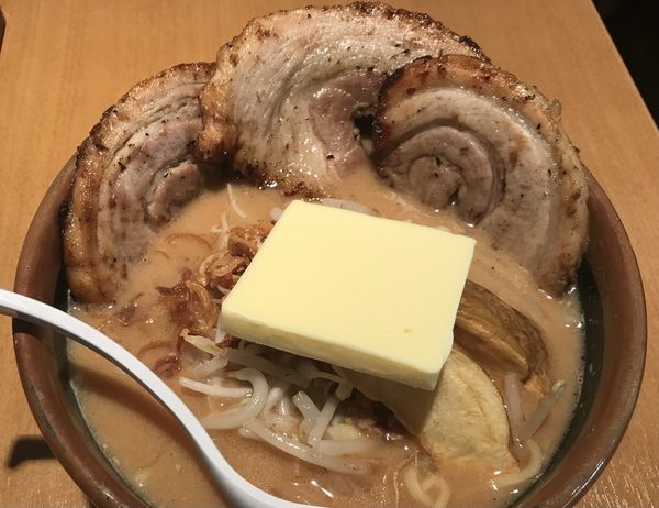 「北海道味噌漬け炙りチャーシュー麺 +バター」@麺場 田所商店 川口店の写真