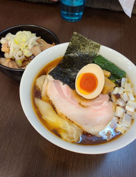 「醤油らーめん+ワンタン+チャーシューご飯」@とものもとの写真
