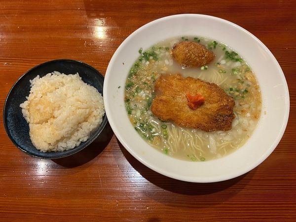 「水炊きらーめん＋フレンチ地玉子の味玉＋鶏だし炊き込み御飯」@鳥料理 有明の写真