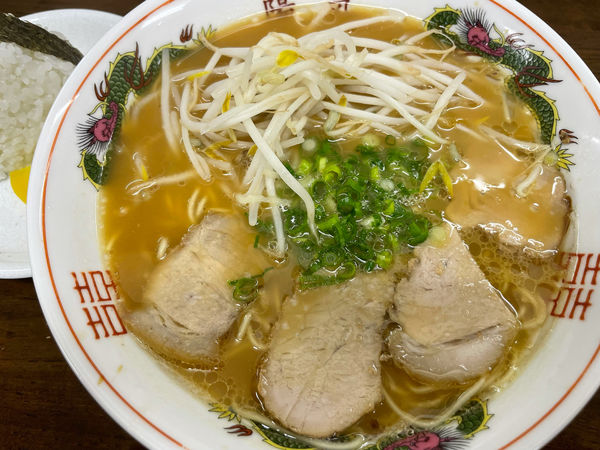 「ラーメン(650円)+むすび1個(100円)」@陽気 大手町店の写真