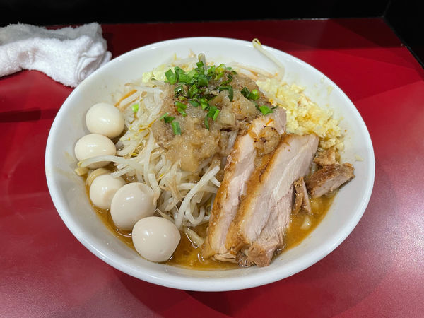 「すごい味噌ラーメン + うずら」@立川マシマシ 国分寺店の写真