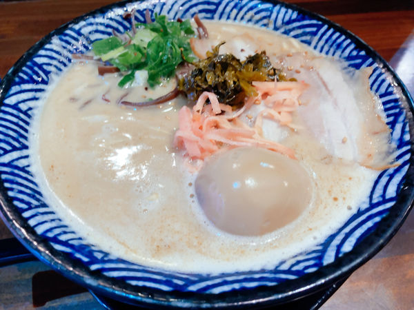 「煮干し豚骨醤油ラーメン味玉」@麺飯食堂 チャアヤの写真