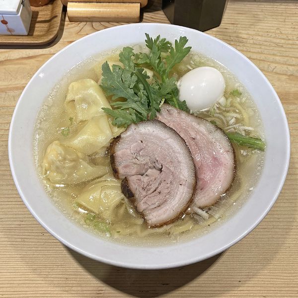 「海老ワンタン入り塩らー麺+塩味玉」@横濱元町 本丸亭 横浜店の写真