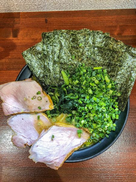 「塩中盛麺カタ スモチャー×2 青ネギ TP」@横浜家系らーめん 天王家 寒川総本店の写真