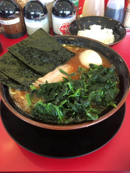「ラーメン　ほうれん草トッピング　ライス」@家系ラーメン 熊田家の写真